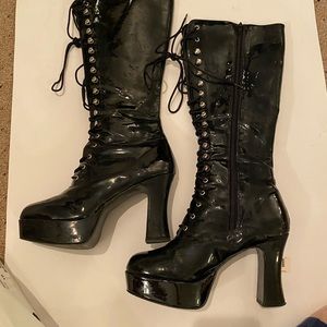 Blk knee high boots sz10, fits like a 8 1/2. Great with a Halloween costume.